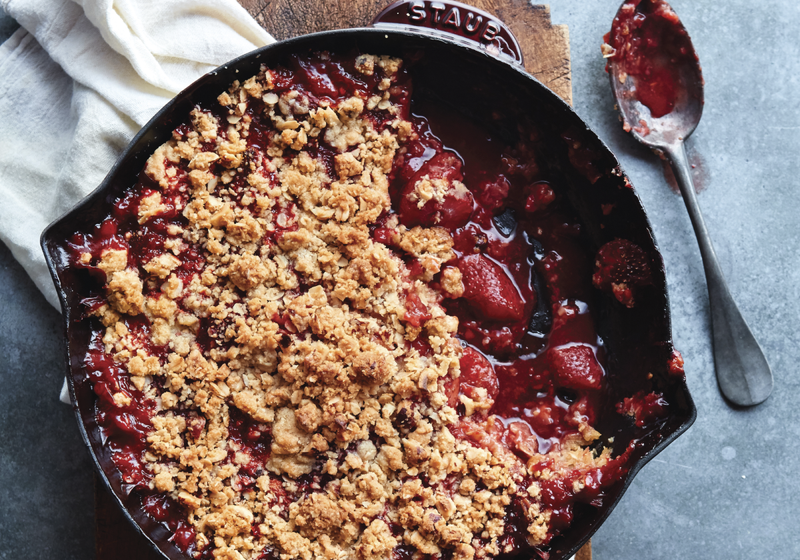 Strawberry Crumble with Oats and Hazelnuts | Staub