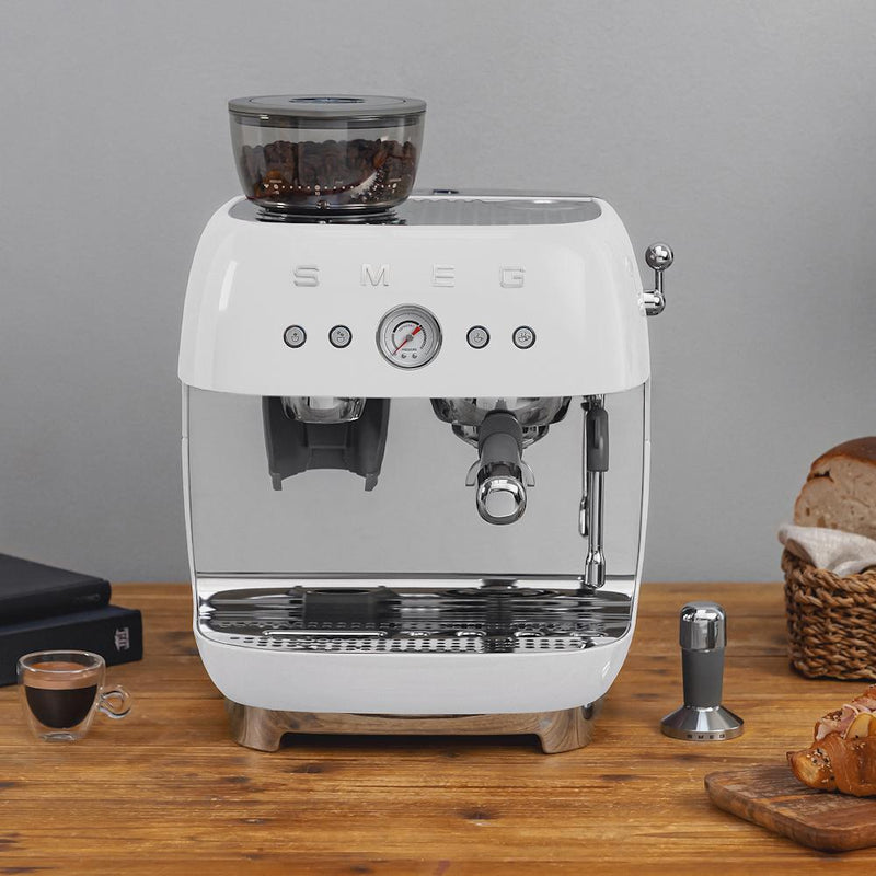 Smeg Retro-Style Espresso Manual Coffee Machine EGF03WHUS IMAGE 2