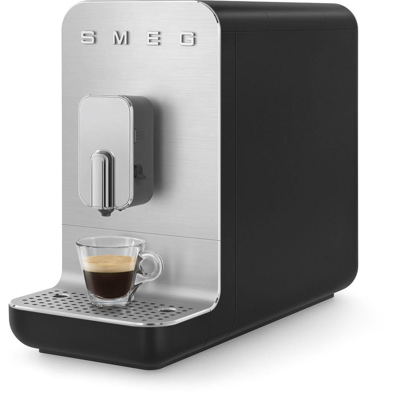 Smeg Collezione Aesthetic Automatic Coffee Espresso Machine with a Milk System BCC13BLMUS IMAGE 4