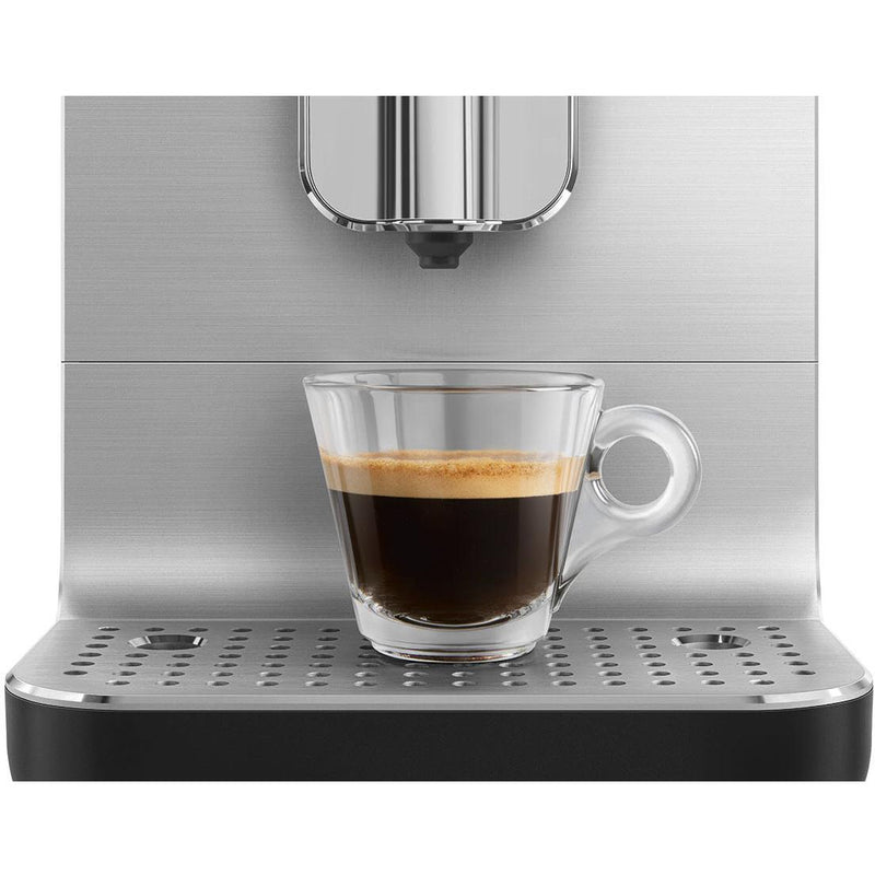 Smeg Collezione Aesthetic Automatic Coffee Espresso Machine with a Milk System BCC13BLMUS IMAGE 6